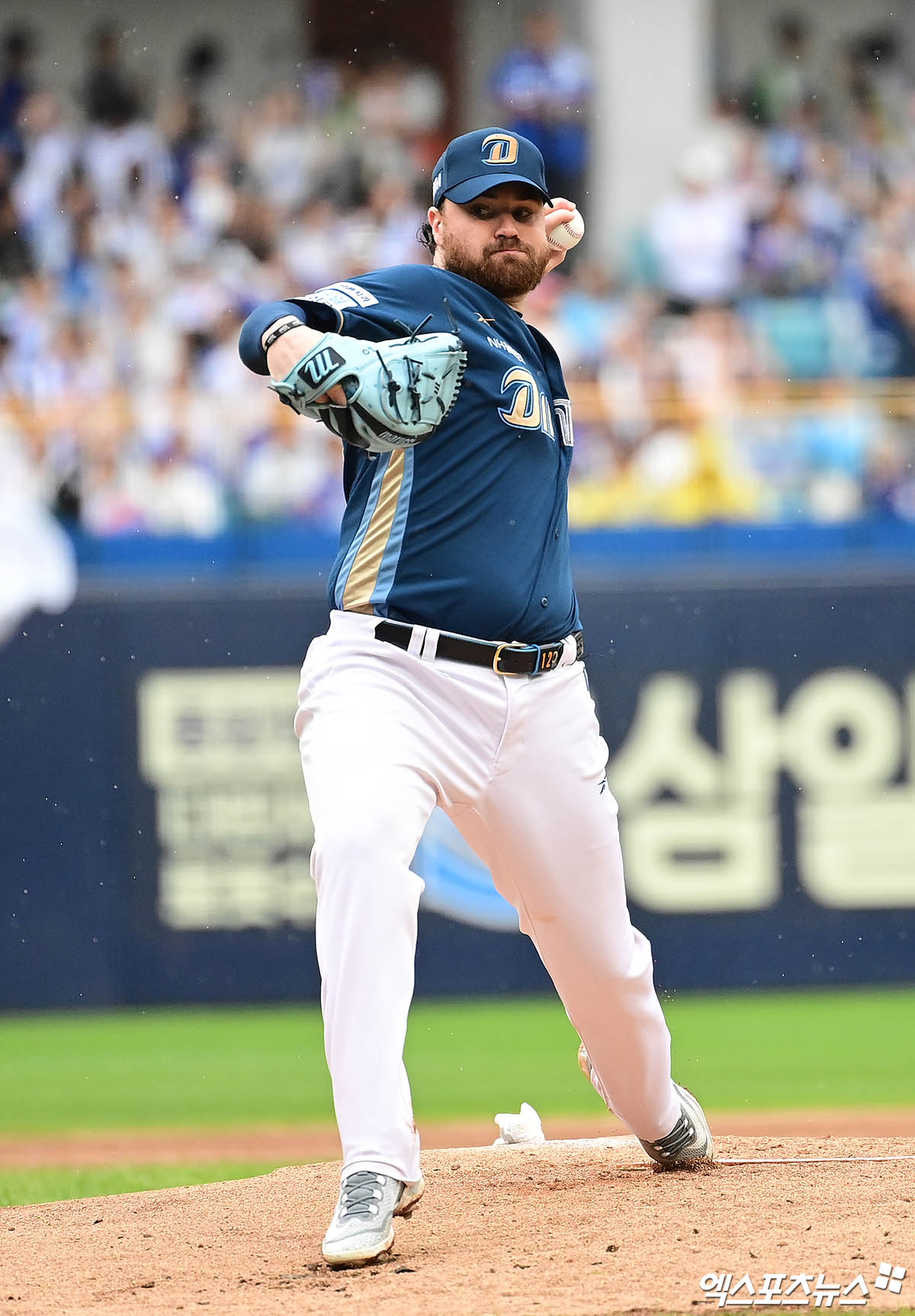 7일 오후 대구삼성라이온즈파크에서 열린 '2025 신한 SOL Bank KBO 포스트시즌' NC 다이노스와 삼성 라이온즈의 와일드카드 2차전 경기, 1회말 NC 선발투수 로건이 역투하고 있다. 대구, 박지영 기자