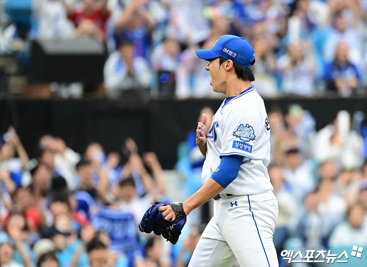 삼성 라이온즈 한국인 에이스 원태인이 '푸른 피의 에이스' 닉네임 다운 피칭을 선보였다. 원태인은 7일 대구 삼성라이온즈파크에서 2025 신한 SOL Bank KBO리그 NC 다이노스와 와일드카드 결정전 2차전에 선발 등판해 6이닝(106구) 4피안타 2사사구 5탈삼진 무실점 투구를 펼쳤다. 6회 1사 1, 2루 위기에서도 박민우를 삼진, 이우성을 뜬공으로 잡아냈다. 오른팔을 치켜들며 관중 환호에 화답했다. 대구, 박지영 기자