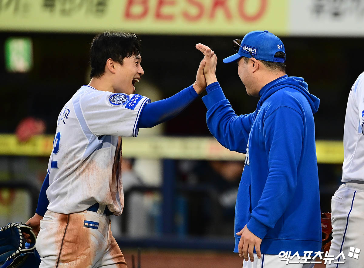 7일 오후 대구삼성라이온즈파크에서 열린 '2025 신한 SOL Bank KBO 포스트시즌' NC 다이노스와 삼성 라이온즈의 와일드카드 2차전 경기, 삼성이 3:0의 스코어로 승리하며 준플레이오프 진출에 성공했다.  경기 종료 후 삼성 김헌곤이 박진만 감독과 승리의 기쁨을 나누고 있다. 대구, 박지영 기자