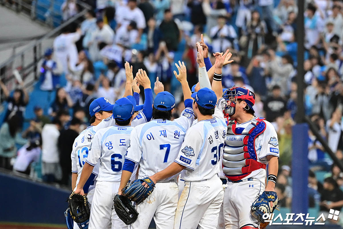 7일 오후 대구삼성라이온즈파크에서 열린 '2025 신한 SOL Bank KBO 포스트시즌' NC 다이노스와 삼성 라이온즈의 와일드카드 2차전 경기, 삼성이 3:0의 스코어로 승리하며 준플레이오프 진출에 성공했다.  경기 종료 후 삼성 선수들이 승리의 기쁨을 나누고 있다. 대구, 박지영 기자