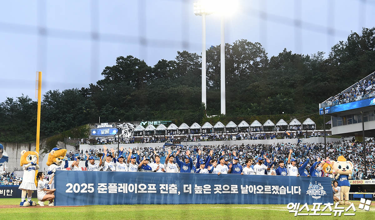7일 오후 대구삼성라이온즈파크에서 열린 '2025 신한 SOL Bank KBO 포스트시즌' NC 다이노스와 삼성 라이온즈의 와일드카드 2차전 경기, 삼성이 3:0의 스코어로 승리하며 준플레이오프 진출에 성공했다.  경기 종료 후 삼성 선수들이 팬들을 향해 인사하고 있다. 대구, 박지영 기자