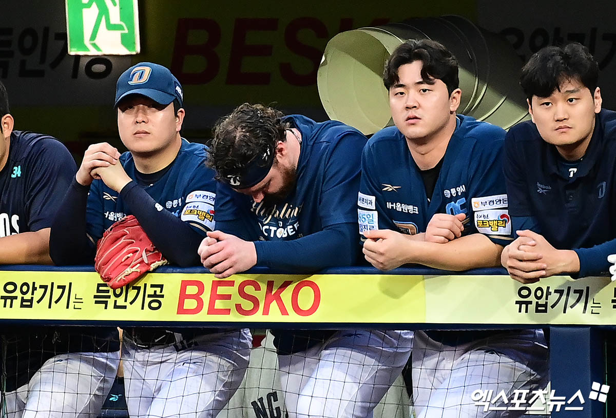 7일 오후 대구삼성라이온즈파크에서 열린 '2025 신한 SOL Bank KBO 포스트시즌' NC 다이노스와 삼성 라이온즈의 와일드카드 2차전 경기, 삼성이 3:0의 스코어로 승리하며 준플레이오프 진출에 성공했다. 9회초 NC 선발투수 로건이 더그아웃에서 경기를 지켜보던 중 아쉬워하고 있다. 대구, 박지영 기자
