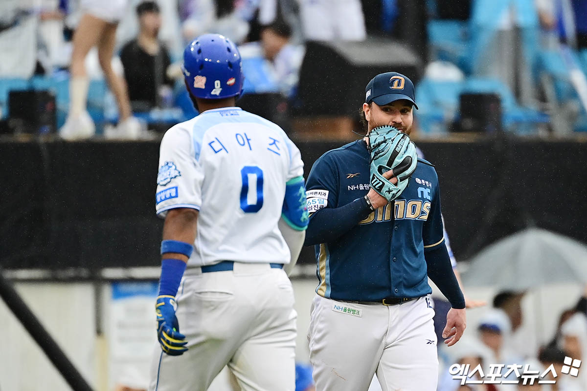 7일 오후 대구삼성라이온즈파크에서 열린 '2025 신한 SOL Bank KBO 포스트시즌' NC 다이노스와 삼성 라이온즈의 와일드카드 2차전 경기, 1회말 1사 1,2루 NC 선발투수 로건이 삼성 디아즈를 중견수 플라이 아웃으로 돌려세운 뒤 디아즈와 눈인사를 나누고 있다. 엑스포츠뉴스 대구, 박지영 기자