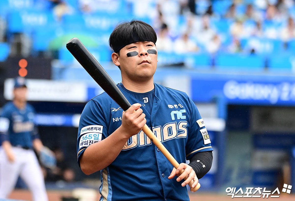 7일 오후 대구삼성라이온즈파크에서 열리는 '2025 신한 SOL Bank KBO 포스트시즌' NC 다이노스와 삼성 라이온즈의 와일드카드 2차전 경기가 우천으로 개시 지연된 가운데 NC 김정호가 경기 준비를 하고 있다. 엑스포츠뉴스 대구, 박지영 기자