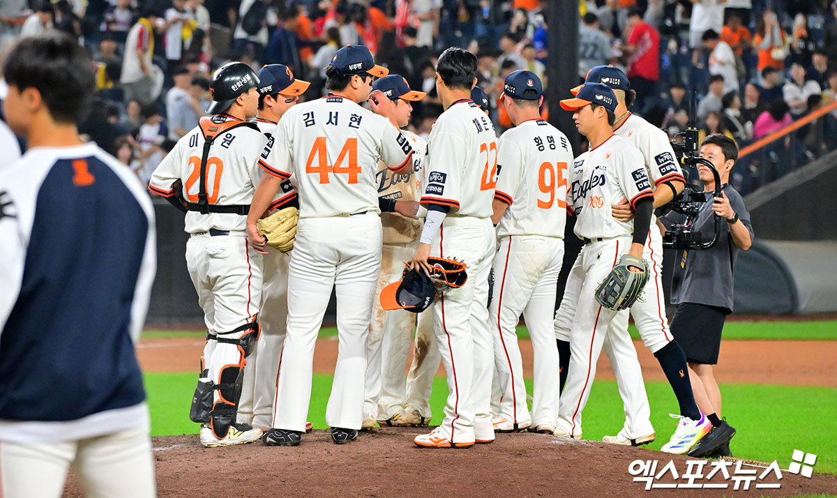 29일 오후 대전 한화생명 볼파크에서 열린 '2025 신한 SOL Bank KBO리그' LG 트윈스와 한화 이글스의 경기, 한화가 LG에 7:3으로 승리하며 정규시즌 우승을 저지했다. 이날 경기에서 승리한 한화 선수들이 기뻐하고 있다. 엑스포츠뉴스DB