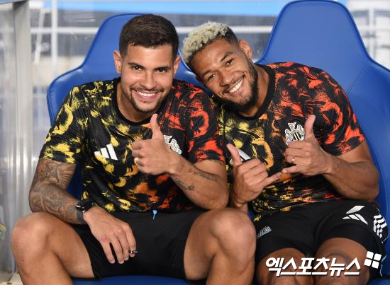 브라질 매체 글로부는 지난 7일(한국시간) 브루누 기마랑이스와 조엘린통, 두 명의 뉴캐슬 유나이티드 소속 브라질 선수들이 브라질 축구 대표팀 합류를 위한 서울행 비행에 문제가 발생해 합류가 지연되고 있다고 보도했다. 카를로 안첼로티 감독이 이끄는 브라질 축구 대표팀은 오는 10일 오후 8시 서울월드컵 경기장에서 홍명보 감독이 이끄는 대한민국 축구 대표팀과 친선 경기를 치른다.엑스포츠스DB