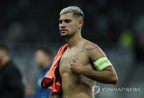 브라질 매체 글로부는 지난 7일(한국시간) 브루누 기마랑이스와 조엘린통, 두 명의 뉴캐슬 유나이티드 소속 브라질 선수들이 브라질 축구 대표팀 합류를 위한 서울행 비행에 문제가 발생해 합류가 지연되고 있다고 보도했다. 카를로 안첼로티 감독이 이끄는 브라질 축구 대표팀은 오는 10일 오후 8시 서울월드컵 경기장에서 홍명보 감독이 이끄는 대한민국 축구 대표팀과 친선 경기를 치른다.연합뉴스