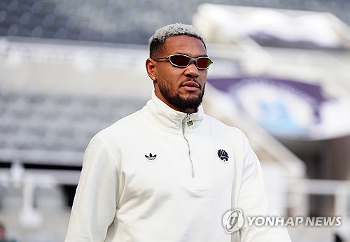 브라질 매체 글로부는 지난 7일(한국시간) 브루누 기마랑이스와 조엘린통, 두 명의 뉴캐슬 유나이티드 소속 브라질 선수들이 브라질 축구 대표팀 합류를 위한 서울행 비행에 문제가 발생해 합류가 지연되고 있다고 보도했다. 카를로 안첼로티 감독이 이끄는 브라질 축구 대표팀은 오는 10일 오후 8시 서울월드컵 경기장에서 홍명보 감독이 이끄는 대한민국 축구 대표팀과 친선 경기를 치른다.연합뉴스