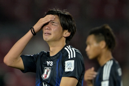 일본 U-20 축구대표팀은 9일 칠레 산티아고의 훌리오 마르티네스 프라다노스 경기장에서 열린 2025 국제축구연맹(FIFA) U-20 월드컵 16강전에서 프랑스와 연장 혈투 끝에 0-1로 졌다. 일본은 시종일관 주도권을 쥐면서 상대 문전을 흔들었으나 골결정력이 부족해 속을 태웠다. 이번 대회에서 아르헨티나와 함께 조별리그 3경기를 모두 이긴 '유이한' 팀으로 우승후보로까지 거론됐으나 16강에서 패퇴하고 짐을 싸게 됐다. 연합뉴스