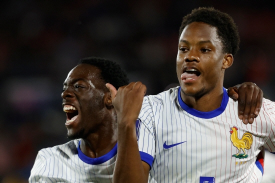 일본 U-20 축구대표팀은 9일 칠레 산티아고의 훌리오 마르티네스 프라다노스 경기장에서 열린 2025 국제축구연맹(FIFA) U-20 월드컵 16강전에서 프랑스와 연장 혈투 끝에 0-1로 졌다. 일본은 시종일관 주도권을 쥐면서 상대 문전을 흔들었으나 골결정력이 부족해 속을 태웠다. 반면 프랑스는 조별리그에서 3위에 그쳤으나 우승후보로까지 거론된 일본을 누르고 저력을 입증했다. 연합뉴스