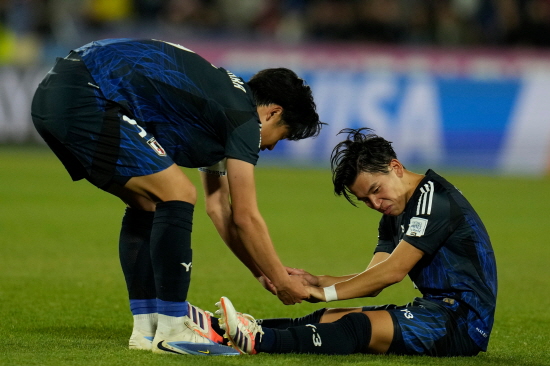 일본 U-20 축구대표팀은 9일 칠레 산티아고의 훌리오 마르티네스 프라다노스 경기장에서 열린 2025 국제축구연맹(FIFA) U-20 월드컵 16강전에서 프랑스와 연장 혈투 끝에 0-1로 졌다. 일본은 시종일관 주도권을 쥐면서 상대 문전을 흔들었으나 골결정력이 부족해 속을 태웠다. 이번 대회에서 아르헨티나와 함께 조별리그 3경기를 모두 이긴 '유이한' 팀으로 우승후보로까지 거론됐으나 16강에서 패퇴하고 짐을 싸게 됐다. 연합뉴스