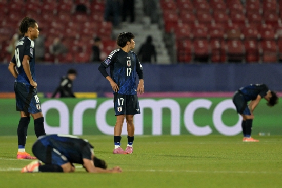 일본 U-20 축구대표팀은 9일 칠레 산티아고의 훌리오 마르티네스 프라다노스 경기장에서 열린 2025 국제축구연맹(FIFA) U-20 월드컵 16강전에서 프랑스와 연장 혈투 끝에 0-1로 졌다. 일본은 시종일관 주도권을 쥐면서 상대 문전을 흔들었으나 골결정력이 부족해 속을 태웠다. 이번 대회에서 아르헨티나와 함께 조별리그 3경기를 모두 이긴 '유이한' 팀으로 우승후보로까지 거론됐으나 16강에서 패퇴하고 짐을 싸게 됐다. 연합뉴스
