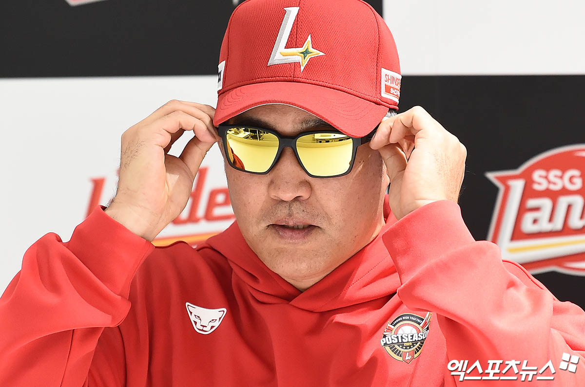 9일 오후 인천SSG랜더스필드에서 열리는 '2025 신한 SOL Bank KBO 포스트시즌' 삼성 라이온즈와 SSG 랜더스의 준플레이오프 1차전 경기에 앞서 SSG 이숭용 감독이 취재진과 인터뷰를 나누고 있다. 인천, 김한준 박지영 기자