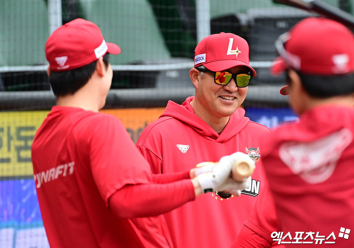 9일 오후 인천SSG랜더스필드에서 열리는 '2025 신한 SOL Bank KBO 포스트시즌' 삼성 라이온즈와 SSG 랜더스의 준플레이오프 1차전 경기에 앞서 SSG 이숭용 감독이 훈련 중인 선수들과 이야기를 나누고 있다. 인천, 김한준 박지영 기자