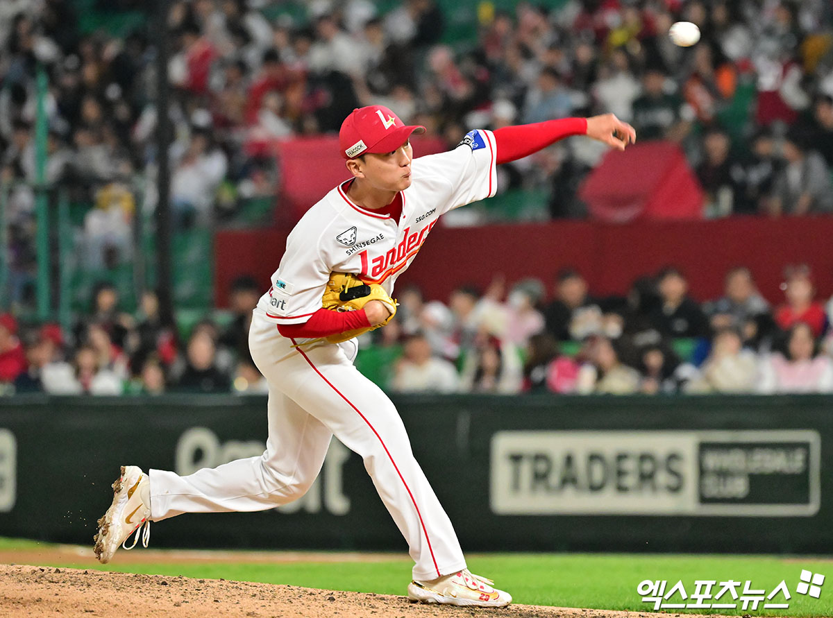11일 오후 인천SSG랜더스필드에서 열린 '2025 신한 SOL Bank KBO리그' KIA 타이거즈와 SSG 랜더스의 더블헤더 2차전 경기, 9회초 SSG 김건우가 공을 힘차게 던지고 있다. 엑스포츠뉴스 DB