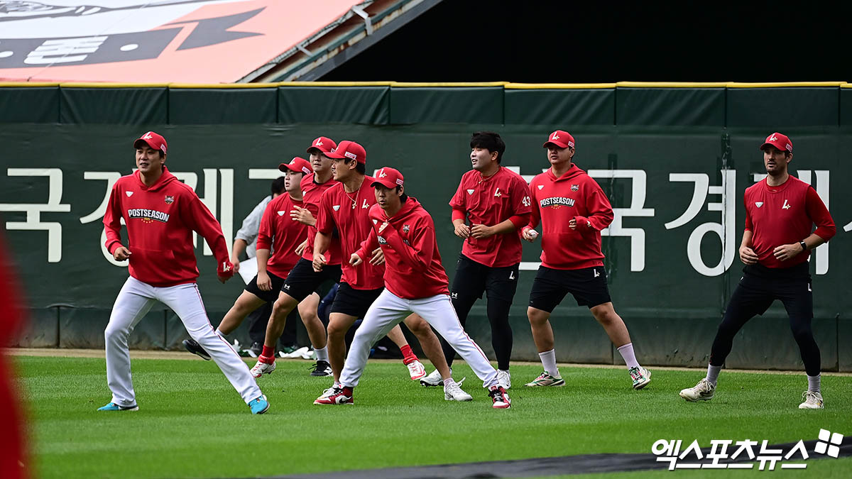 9일 오후 인천SSG랜더스필드에서 열리는 '2025 신한 SOL Bank KBO 포스트시즌' 삼성 라이온즈와 SSG 랜더스의 준플레이오프 1차전 경기에 앞서 SSG 선수들이 외야에서 몸을 풀고 있다. 인천, 김한준 박지영 기자