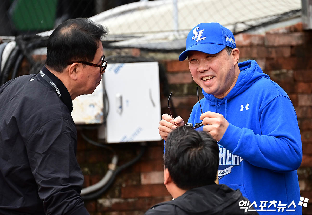 박진만(오른쪽) 감독이 이끄는 삼성 라이온즈가 9일 인천 SSG랜더스필드에서 SSG와 2025 신한 SOL Bank KBO 준플레이오프(5전 3승제) 1차전을 치른다.