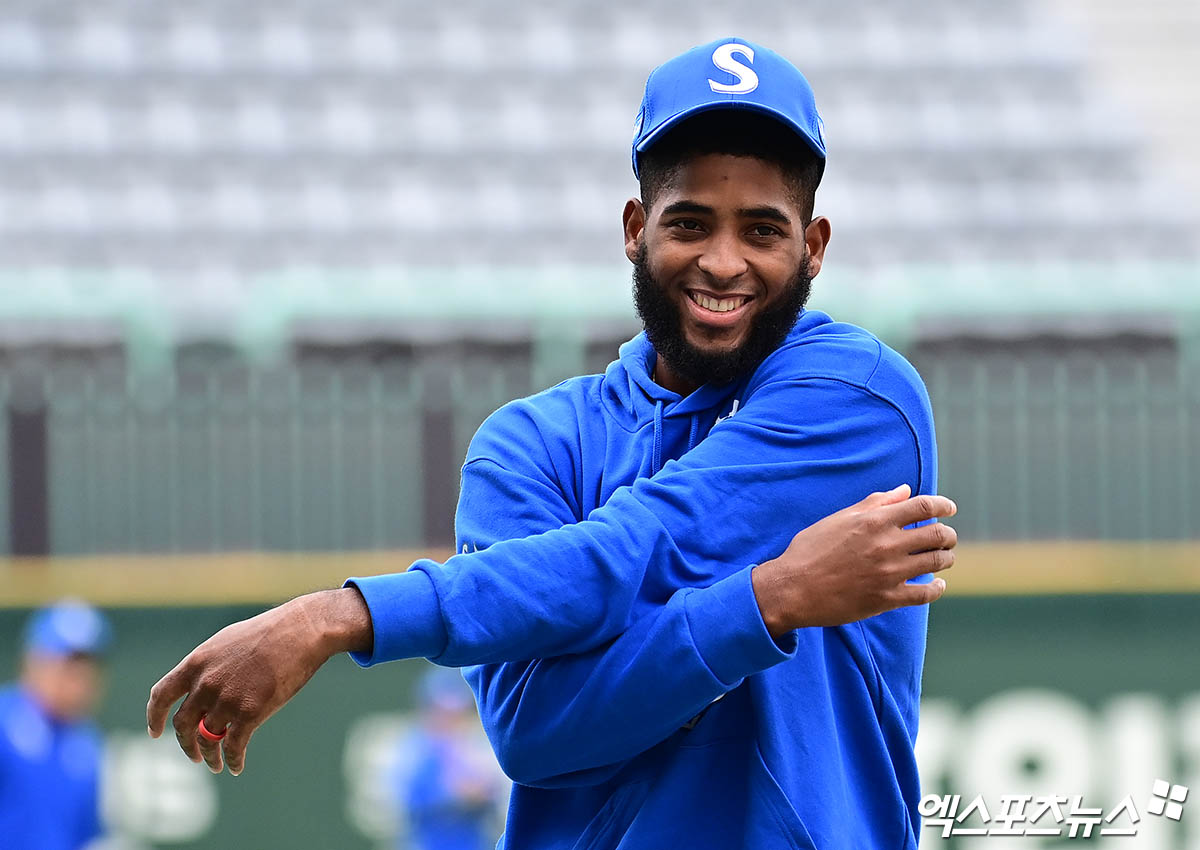 삼성 라이온즈 외국인 타자 르윈 디아즈가 9일 인천 SSG랜더스필드에서 열리는 2025 신한 SOL Bank KBO 준플레이오프(5전 3승제) SSG 랜더스와의 1차전에 4번타자 겸 1루수로 선발 라인업에 이름을 올렸다. 박지영 기자