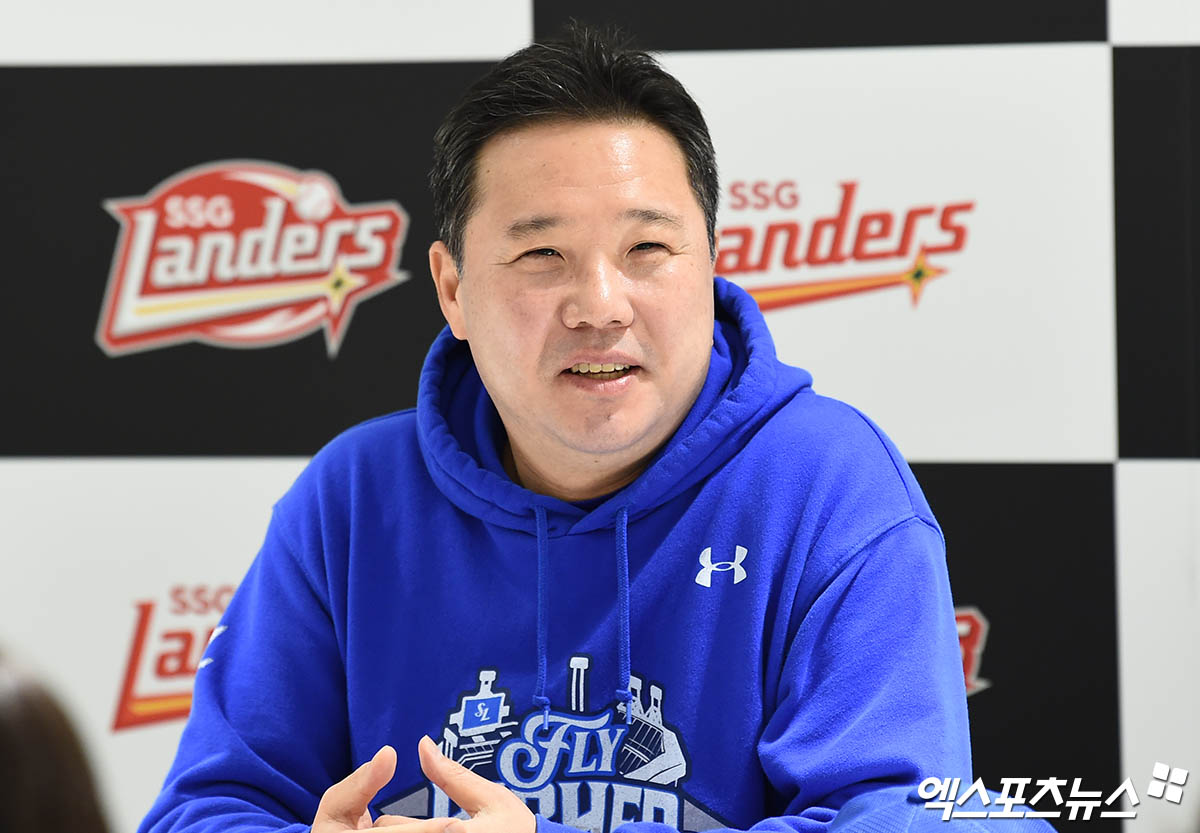 9일 오후 인천SSG랜더스필드에서 열리는 '2025 신한 SOL Bank KBO 포스트시즌' 삼성 라이온즈와 SSG 랜더스의 준플레이오프 1차전 경기에 앞서 삼성 박진만 감독이 취재진과 인터뷰를 나누고 있다. 인천, 김한준 박지영 기자