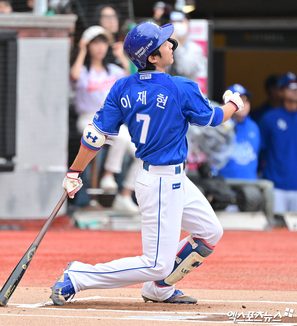 9일 오후 인천SSG랜더스필드에서 열린 '2025 신한 SOL Bank KBO 포스트시즌' 삼성 라이온즈와 SSG 랜더스의 준플레이오프 1차전 경기, 1회초 삼성 이재현이 솔로 홈런을 날리고 있다. 인천, 김한준 박지영 기자