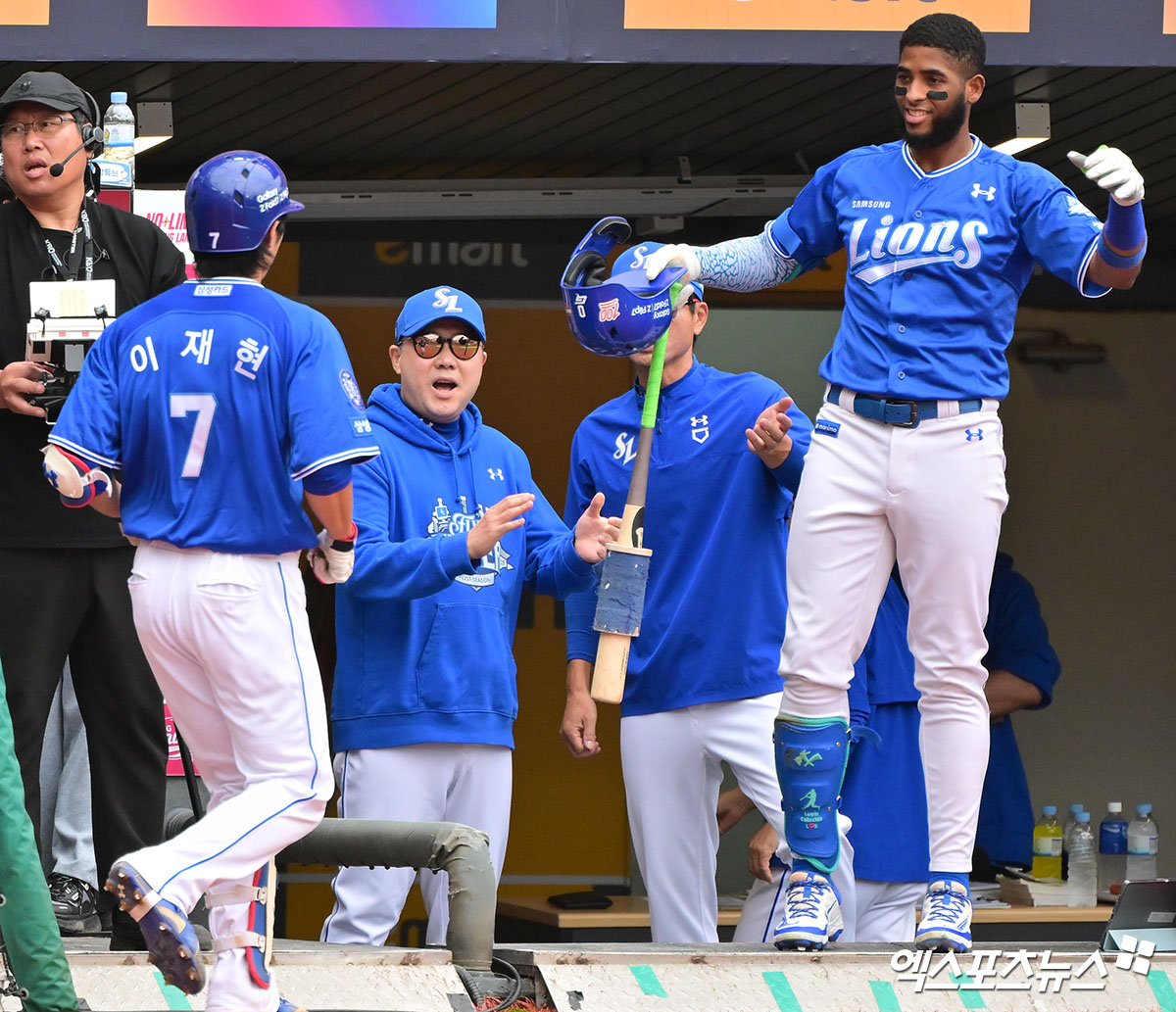 삼성 라이온즈 이재현(왼쪽 첫 번째)이 9일 인천 SSG랜더스필드에서 열린 SSG 랜더스와의 2025 신한 SOL Bank KBO 준플레이오프(5전 3승제) 1차전에서 1회초 선두타자 홈런을 기록했다. 사진 김한준 기자