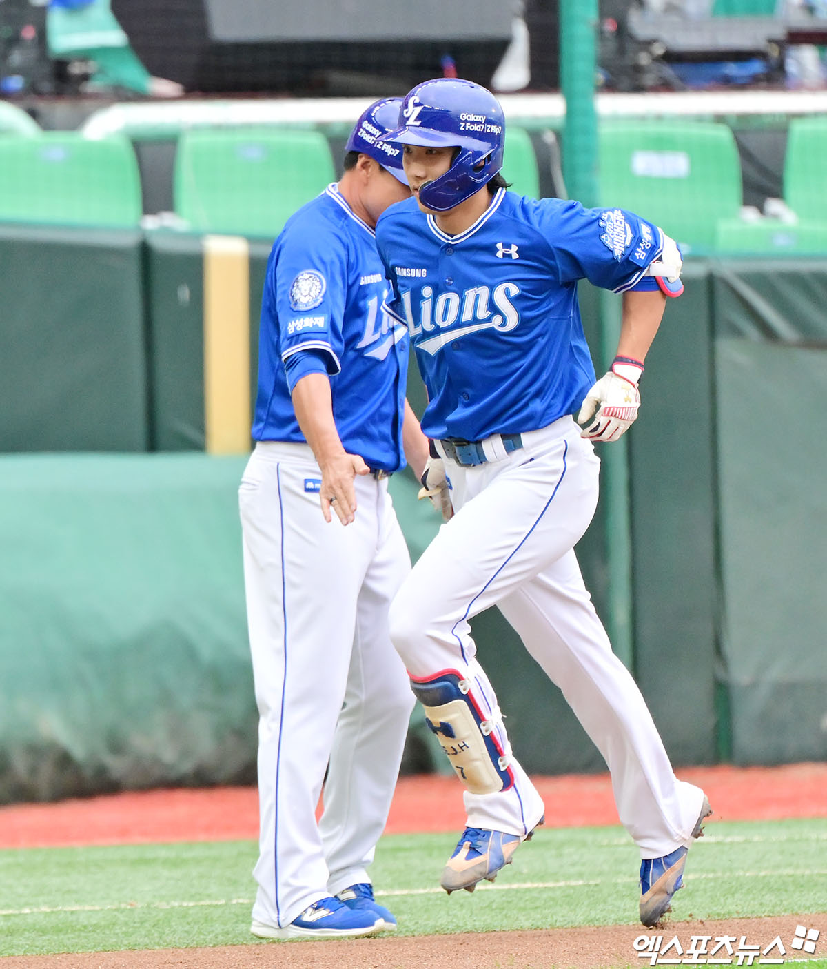 삼성 라이온즈 이재현(왼쪽 첫 번째)이 9일 인천 SSG랜더스필드에서 열린 SSG 랜더스와의 2025 신한 SOL Bank KBO 준플레이오프(5전 3승제) 1차전에서 1회초 선두타자 홈런을 기록했다. 사진 김한준 기자