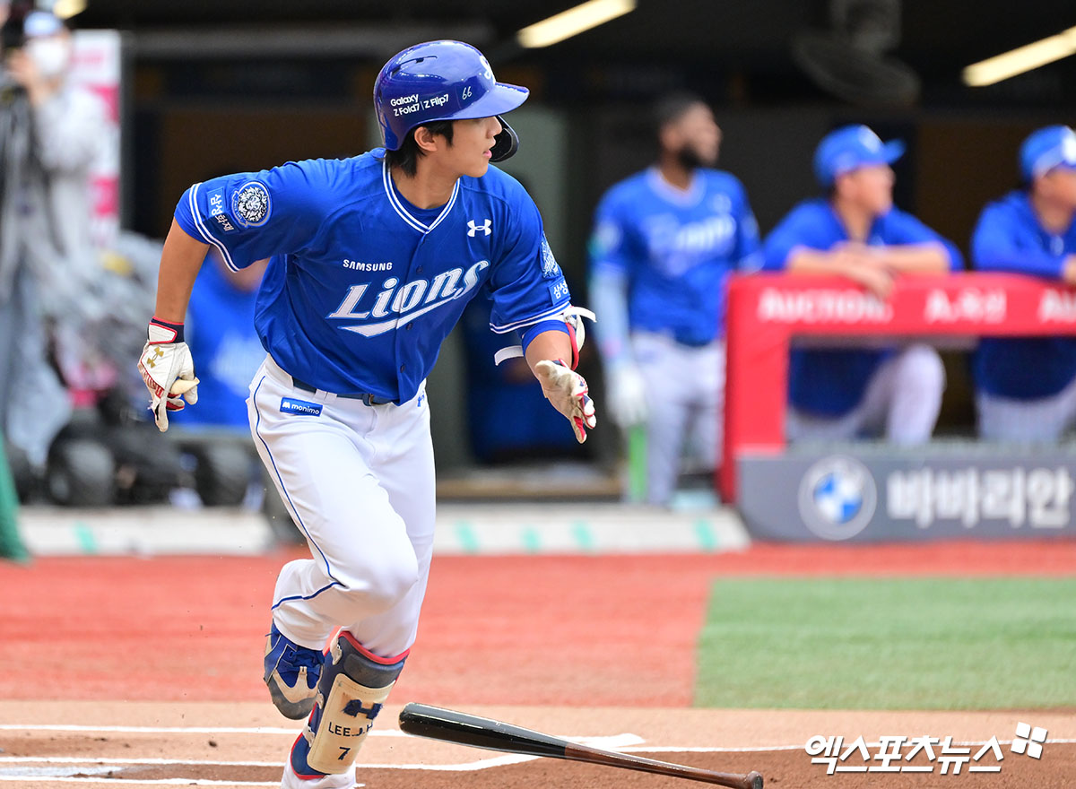삼성 라이온즈 이재현(왼쪽 첫 번째)이 9일 인천 SSG랜더스필드에서 열린 SSG 랜더스와의 2025 신한 SOL Bank KBO 준플레이오프(5전 3승제) 1차전에서 1회초 선두타자 홈런을 기록했다. 사진 김한준 기자