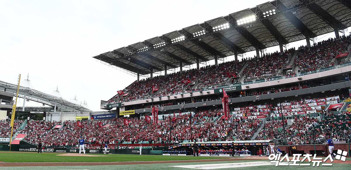 9일 오후 인천SSG랜더스필드에서 열린 '2025 신한 SOL Bank KBO 포스트시즌' 삼성 라이온즈와 SSG 랜더스의 준플레이오프 1차전 경기가 매진된 가운데 야구팬들이 열띤 응원을 펼치고 있다. 인천, 김한준 박지영 기자
