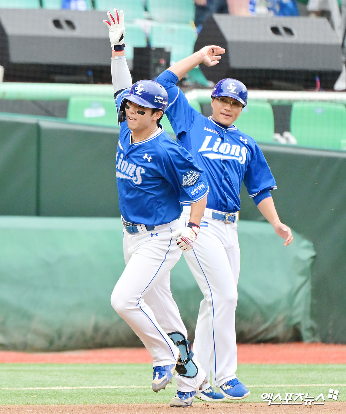 삼성 라이온즈 김영웅이 9일 인천 SSG랜더스필드에서 열린 SSG 랜더스와의 2025 신한 SOL Bank KBO 준플레이오프(5전 3승제) 1차전에서 3회초 2점 홈런을 기록했다. 사진 김한준 기자, 박지영 기자