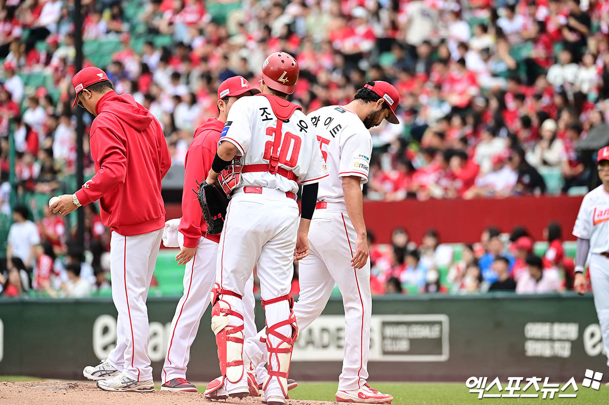 9일 오후 인천SSG랜더스필드에서 열린 '2025 신한 SOL Bank KBO 포스트시즌' 삼성 라이온즈와 SSG 랜더스의 준플레이오프 1차전 경기, 3회초 무사 1루 SSG 선발투수 화이트가 강판되어 마운드를 내려가고 있다. 인천, 김한준 박지영 기자