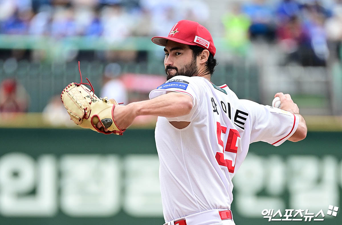 9일 오후 인천SSG랜더스필드에서 열린 '2025 신한 SOL Bank KBO 포스트시즌' 삼성 라이온즈와 SSG 랜더스의 준플레이오프 1차전 경기, 1회초 SSG 선발투수 화이트가 역투하고 있다. 인천, 김한준 박지영 기자