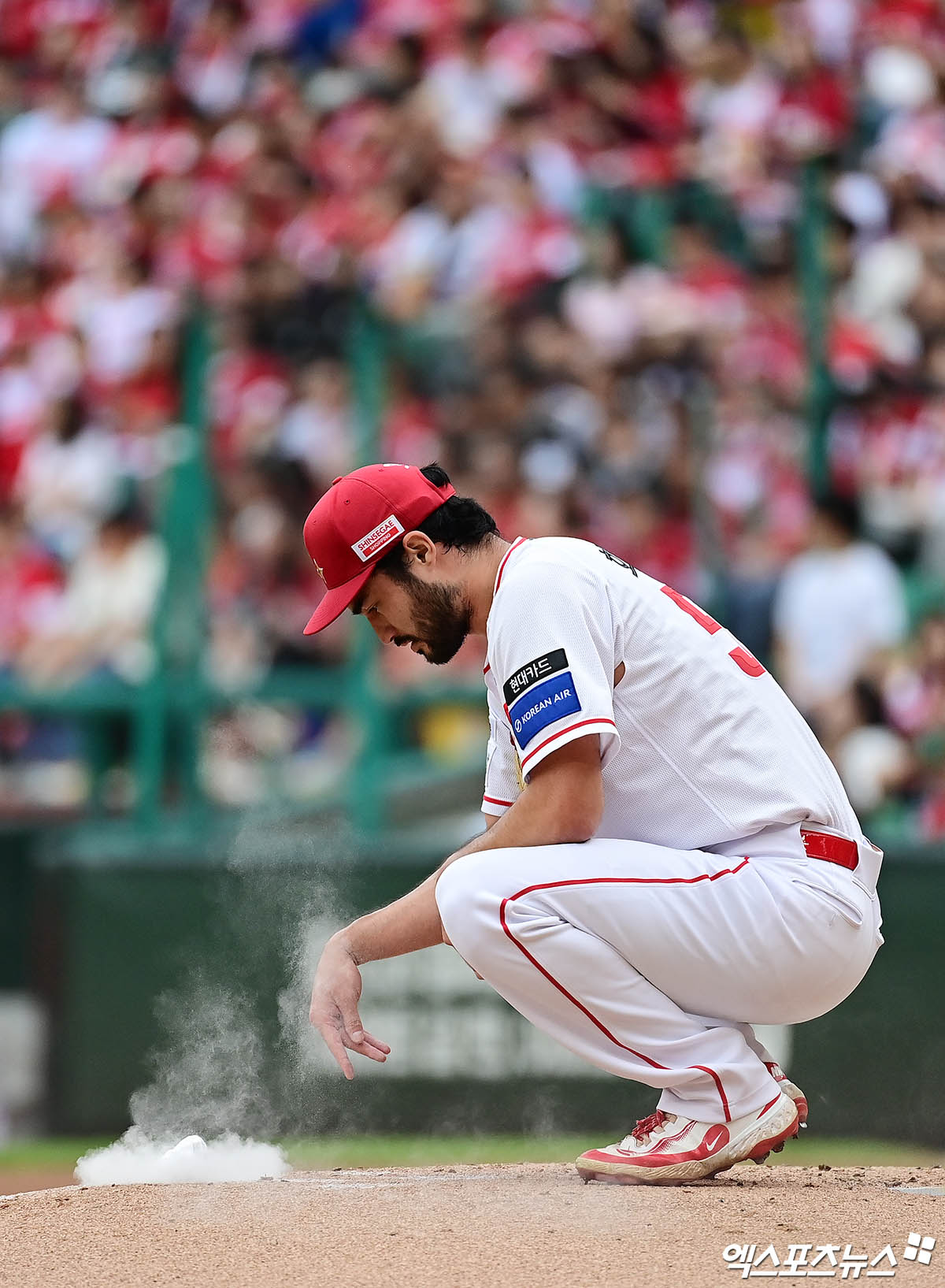 9일 오후 인천SSG랜더스필드에서 열린 '2025 신한 SOL Bank KBO 포스트시즌' 삼성 라이온즈와 SSG 랜더스의 준플레이오프 1차전 경기, 2회초 2사 1,2루 SSG 선발투수 화이트가 삼성 김성윤에게 볼넷을 허용하며 만루가 되자 아쉬워하고 있다. 인천, 김한준 박지영 기자