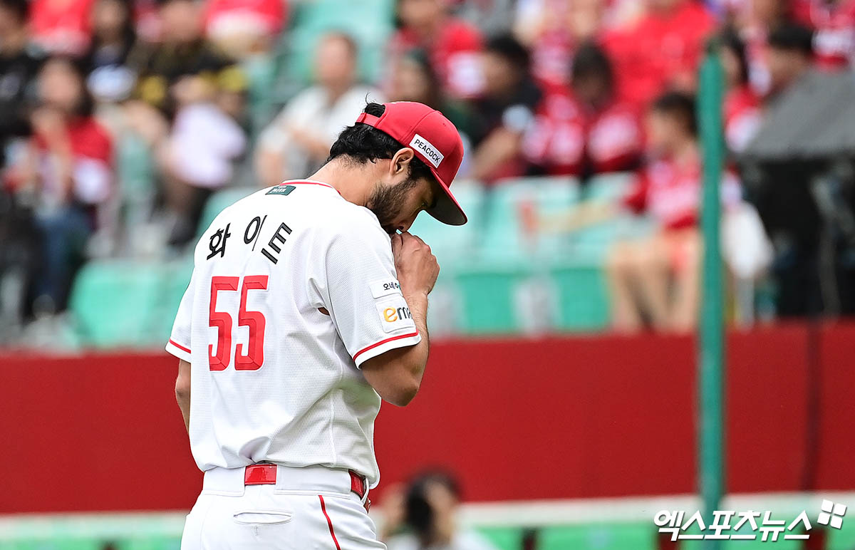 9일 오후 인천SSG랜더스필드에서 열린 '2025 신한 SOL Bank KBO 포스트시즌' 삼성 라이온즈와 SSG 랜더스의 준플레이오프 1차전 경기, 3회초 무사 1루 SSG 선발투수 화이트가 강판되어 마운드를 내려가고 있다. 인천, 김한준 박지영 기자