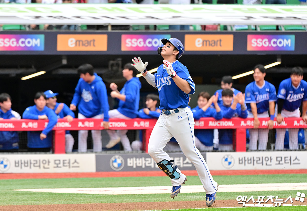삼성 라이온즈 김영웅이 9일 인천 SSG랜더스필드에서 열린 SSG 랜더스와의 2025 신한 SOL Bank KBO 준플레이오프(5전 3승제) 1차전에서 3회초 2점 홈런을 기록했다. 김한준, 박지영 기자