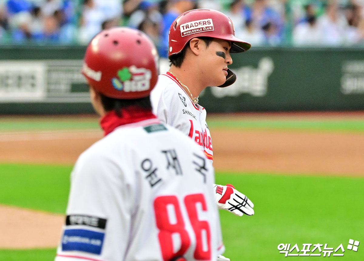 9일 오후 인천SSG랜더스필드에서 열린 '2025 신한 SOL Bank KBO 포스트시즌' 삼성 라이온즈와 SSG 랜더스의 준플레이오프 1차전 경기, 7회말 1사 1루 SSG 고명준이 투런 홈런을 날리고 있다. 인천, 김한준 박지영 기자