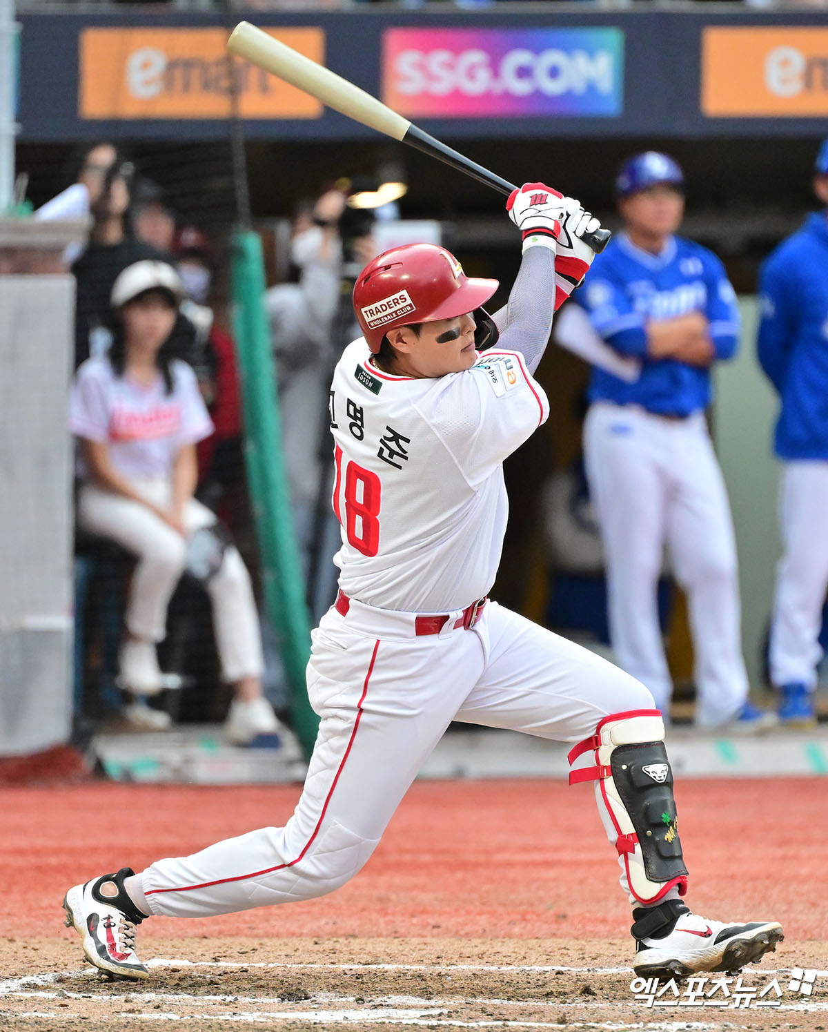 9일 오후 인천SSG랜더스필드에서 열린 '2025 신한 SOL Bank KBO 포스트시즌' 삼성 라이온즈와 SSG 랜더스의 준플레이오프 1차전 경기, 7회말 1사 1루 SSG 고명준이 투런 홈런을 날리고 있다. 인천, 김한준 박지영 기자