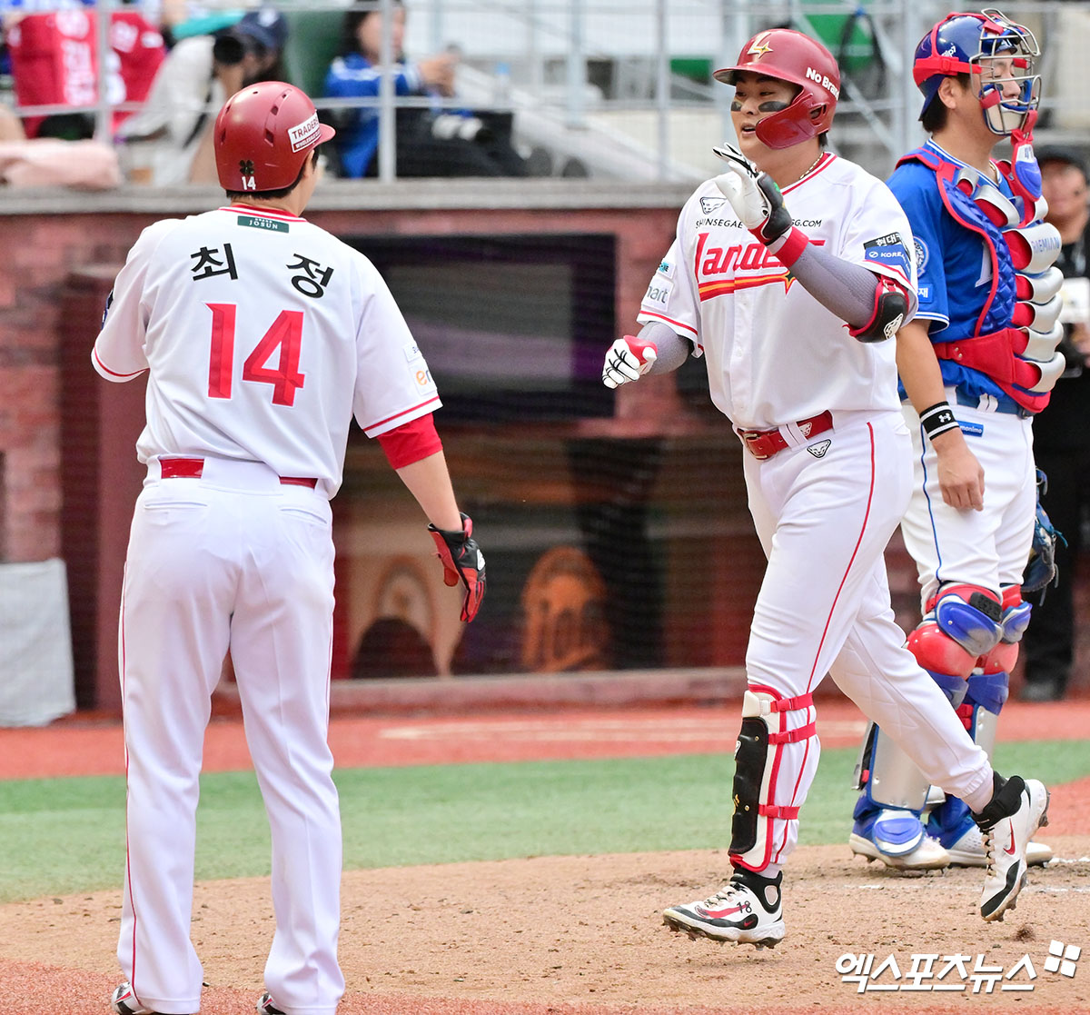 9일 오후 인천SSG랜더스필드에서 열린 '2025 신한 SOL Bank KBO 포스트시즌' 삼성 라이온즈와 SSG 랜더스의 준플레이오프 1차전 경기, 7회말 1사 1루 SSG 고명준이 투런 홈런을 날린 후 그라운드를 돌고 있다. 인천, 김한준 박지영 기자