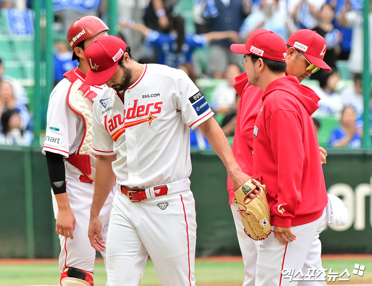 9일 오후 인천SSG랜더스필드에서 열린 '2025 신한 SOL Bank KBO 포스트시즌' 삼성 라이온즈와 SSG 랜더스의 준플레이오프 1차전 경기, 3회초 무사 1루 SSG 화이트가 마운드를 내려가고 있다. 인천, 김한준 박지영 기자