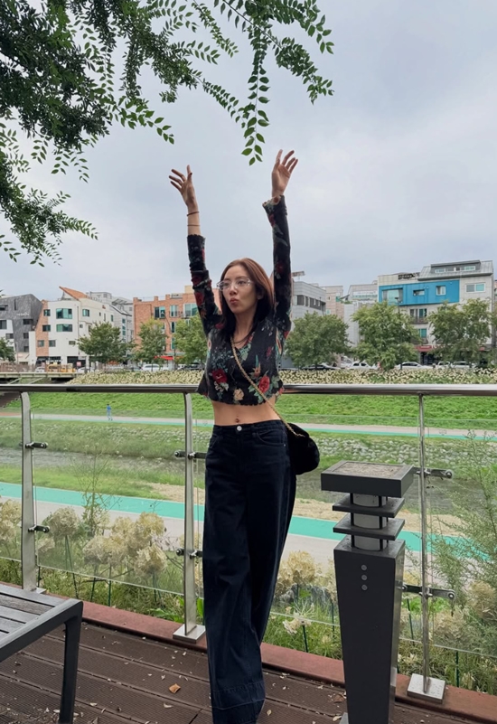 만세하고 있는 손담비. 사진=손담비 계정