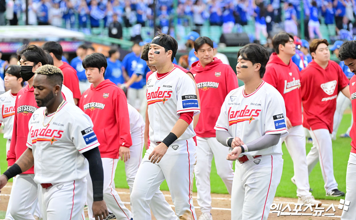 9일 오후 인천SSG랜더스필드에서 열린 '2025 신한 SOL Bank KBO 포스트시즌' 삼성 라이온즈와 SSG 랜더스의 준플레이오프 1차전 경기, 삼성이 선발투수 최원태의 6이닝 무실점 호투에 힘입어 5:2의 스코어로 승리했다.  경기종료 후 SSG 선수들이 아쉬워하고 있다. 인천, 김한준 박지영 기자
