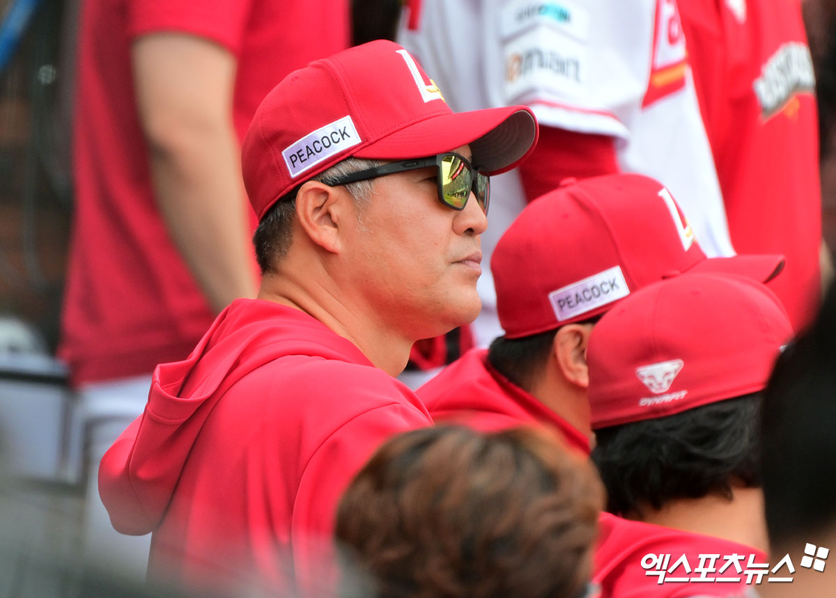 9일 오후 인천SSG랜더스필드에서 열린 '2025 신한 SOL Bank KBO 포스트시즌' 삼성 라이온즈와 SSG 랜더스의 준플레이오프 1차전 경기, SSG 이숭용 감독이 경기를 지켜보고 있다. 인천, 김한준 박지영 기자