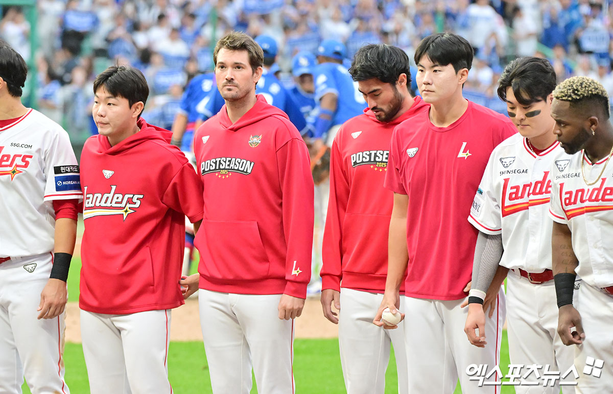 9일 오후 인천SSG랜더스필드에서 열린 '2025 신한 SOL Bank KBO 포스트시즌' 삼성 라이온즈와 SSG 랜더스의 준플레이오프 1차전 경기, 삼성이 선발투수 최원태의 6이닝 무실점 호투에 힘입어 5:2의 스코어로 승리했다.  경기종료 후 SSG 선수들이 아쉬워하고 있다. 인천, 김한준 박지영 기자