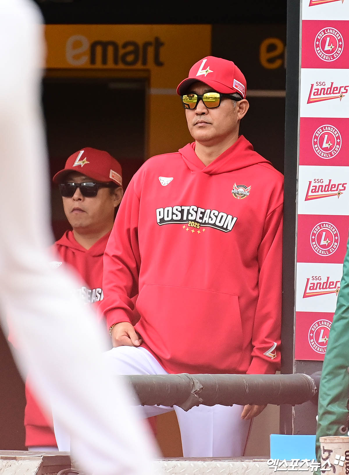 9일 오후 인천SSG랜더스필드에서 열린 '2025 신한 SOL Bank KBO 포스트시즌' 삼성 라이온즈와 SSG 랜더스의 준플레이오프 1차전 경기, SSG 이숭용 감독이 더그아웃에서 경기를 지켜보고 있다. 인천, 김한준 박지영 기자