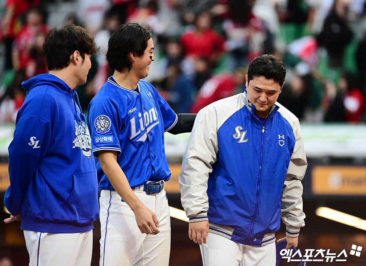 9일 오후 인천SSG랜더스필드에서 열린 '2025 신한 SOL Bank KBO 포스트시즌' 삼성 라이온즈와 SSG 랜더스의 준플레이오프 1차전 경기, 삼성이 선발투수 최원태의 6이닝 무실점 호투에 힘입어 5:2의 스코어로 승리했다. 경기 종료 후 삼성 구자욱이 최원태를 격려하고 있다. 인천, 김한준 박지영 기자