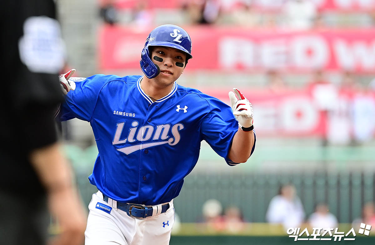 삼성 라이온즈 김영웅이 9일 인천 SSG랜더스필드에서 열린 2025 신한 SOL Bank KBO 준플레이오프 1차전(5전 3승제)에서 SSG 랜더스를 상대로 3회초 2점 홈런을 기록했다. 사진 김한준, 박지영 기자