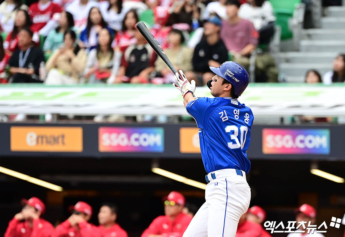 삼성 라이온즈 김영웅이 9일 인천 SSG랜더스필드에서 열린 2025 신한 SOL Bank KBO 준플레이오프 1차전(5전 3승제)에서 SSG 랜더스를 상대로 3회초 2점 홈런을 기록했다. 사진 김한준, 박지영 기자