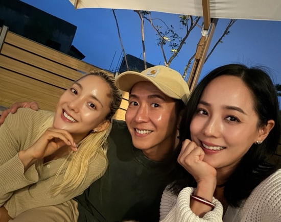 파티를 즐기는 바다, 유진, 브라이언. 사진=바다 계정