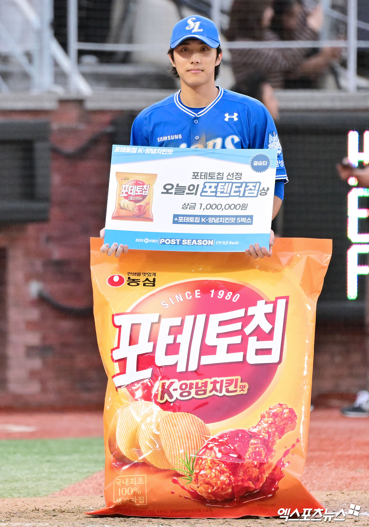 삼성 라이온즈 내야수 이재현이 9일 인천 SSG랜더스필드에서 열린 2025 신한 SOL Bank KBO 준플레이오프(5전 3승제) 1차전에서 SSG 랜더스를 상대로 1회초 선두타자 초구 홈런을 기록했다. 사진 김한준, 박지영 기자