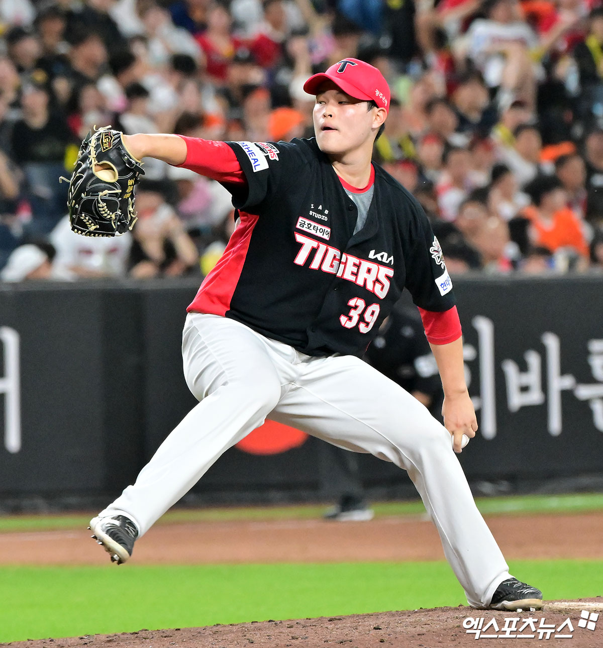 9일 오후 대전 한화생명 볼파크에서 열린 '2025 신한 SOL Bank KBO리그' KIA 타이거즈와 한화 이글스의 경기, 7회말 KIA 최지민이 공을 힘차게 던지고 있다. 엑스포츠뉴스 DB