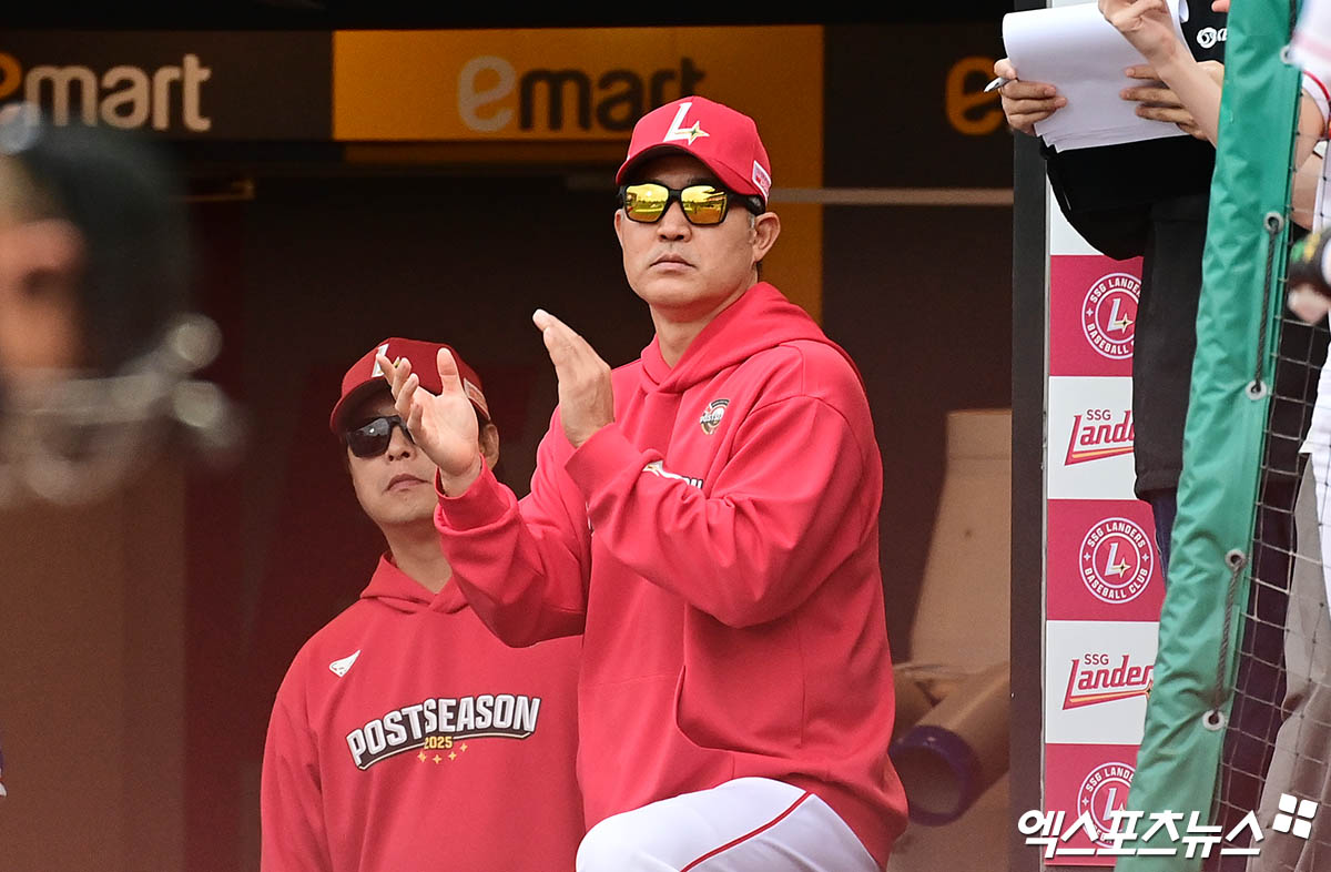 9일 오후 인천SSG랜더스필드에서 열린 '2025 신한 SOL Bank KBO 포스트시즌' 삼성 라이온즈와 SSG 랜더스의 준플레이오프 1차전 경기, 7회말 SSG 이숭용 감독이 1사 1루 SSG 고명준의 2점 홈런을 바라보며 박수를 보내고 있다. 인천, 김한준 박지영 기자